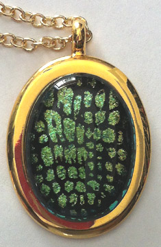 A larger photo of the Clear Glass on Greenish Gold Reptile Patterned Oval in Gold-plated Setting