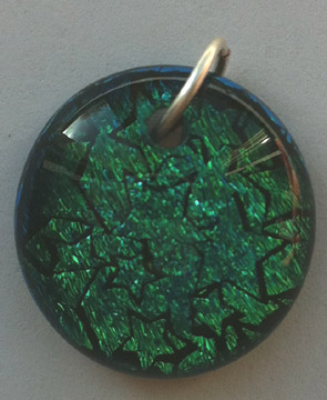 A larger photo of the Clear Glass on Green Star Patterned Round Shaped Necklace