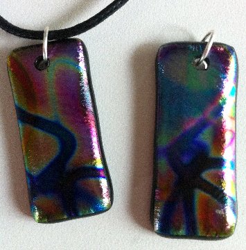 A larger photo of the Textured Metallic Rainbow Streamer Glass Pendant 